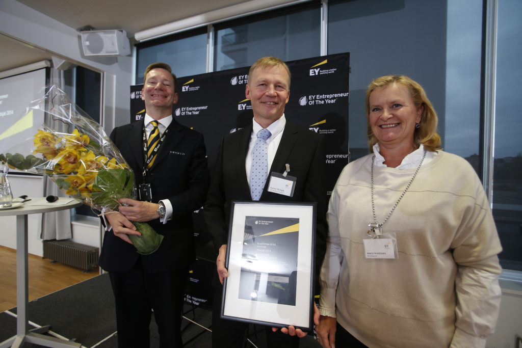 HUB logisticsin omistaja Aarno Törmälä vastaanottaa EY:n vuoden yrittäjä palkinnon.