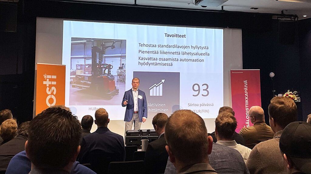 Anssi Tura puhumassa Lory ry:n sisälogistiikkapäivässä
