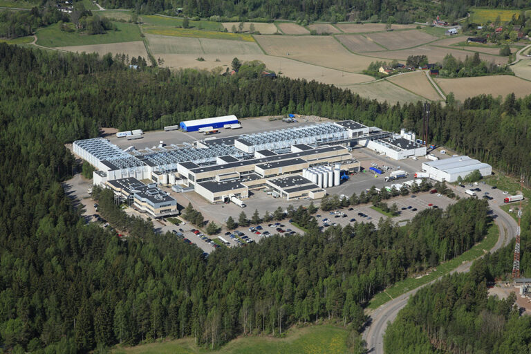 HUB logistics hoitaa Arla Oy:n Sipoon meijerin sisälogistiikan | HUB logistics handles the internal logistics of Arla Oy's Sipoo dairy.